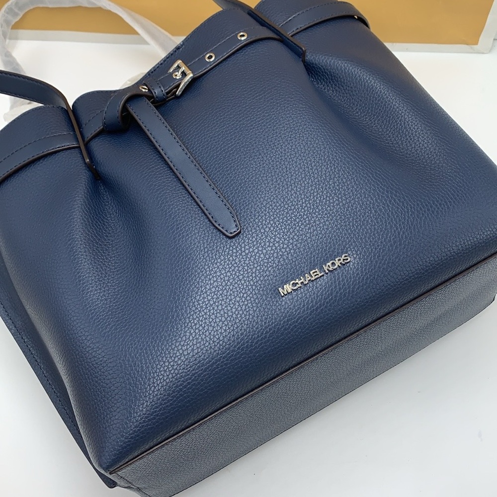 MICHAEL KORS OUTLET
Emilia Large Pebbled Leather Tote Bag
COLOR NAVY
NWT - Picture 14 of 16